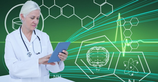 写真 緑の背景に医療アイコンと仮想画面を使用して女性医師の構成