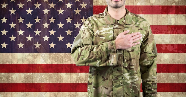 Фото Состав живота мужчины-солдата с рукой на сердце, против американского флага