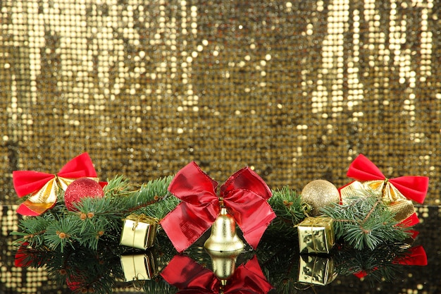 金色の表面のクリスマスの装飾の構成