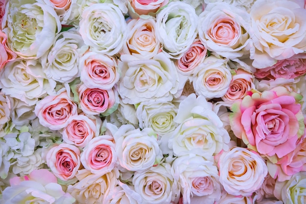 ピンク オレンジとピーチのバラの花の構成