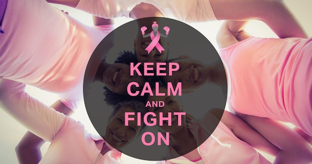 Foto composizione del logo del nastro rosa e del testo sul cancro al seno su un gruppo eterogeneo di donne sorridenti