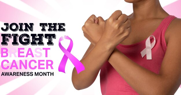 ピンクリボンのロゴと乳がんのテキストの構成、女性が拳を交差させる