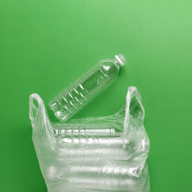 Composizione dell'inquinamento da rifiuti di plastica. selezione e riciclaggio. bottiglie di plastica usa e getta per acqua. concetto ecologico.