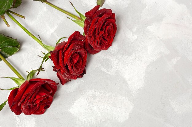 Composizione di rose rosse e scatole regalo