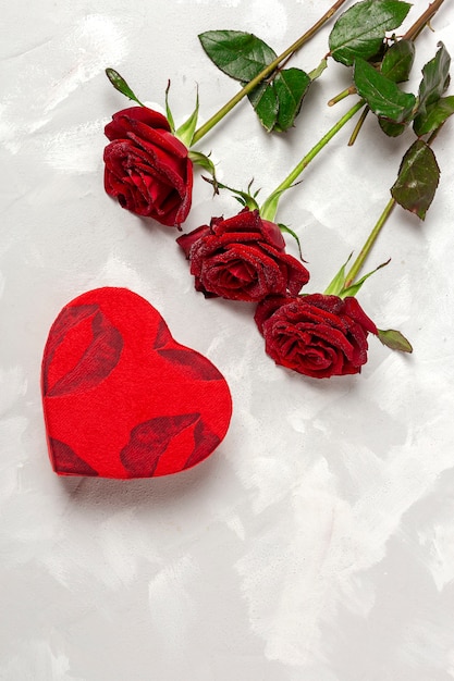 Composizione di rose rosse e scatole regalo