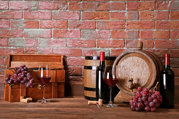 Foto composizione di vino rosso sul fondo del muro di mattoni