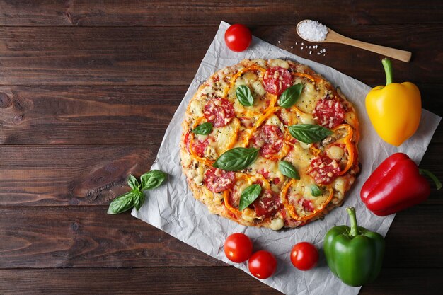 Foto composizione di gustose verdure da pizza e cucchiaio su sfondo di legno