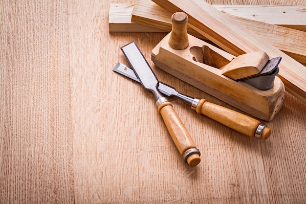 Foto composizione due scalpelli falegnami aereo e assi di legno a bordo con concetto di costruzione copyspace