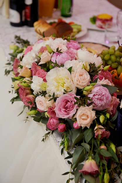화이트와 핑크 톤의 웨딩 테이블 구성 모란과 장미