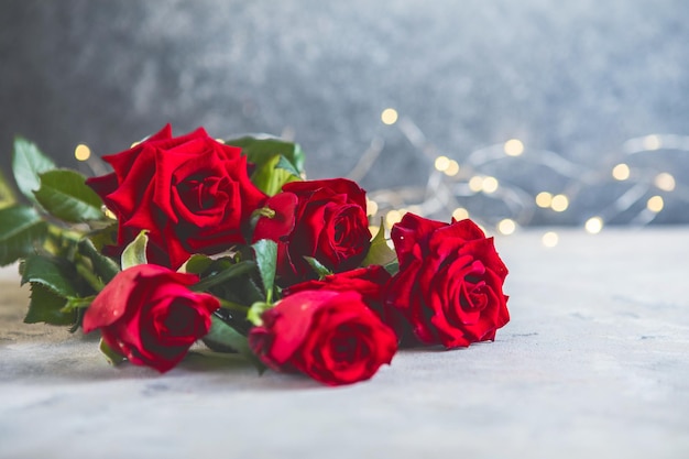 밝은 배경에 아름다운 빨간 장미가 있는 구성, 텍스트를 위한 공간. 발렌타인 데이 축하