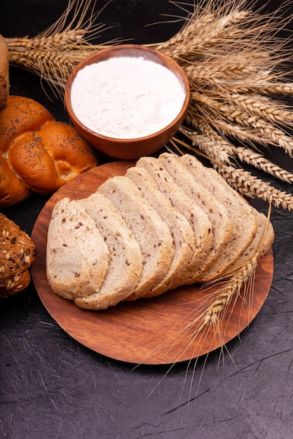 パンと小麦粉のコンポジション 伝統的なサワードウブレッド