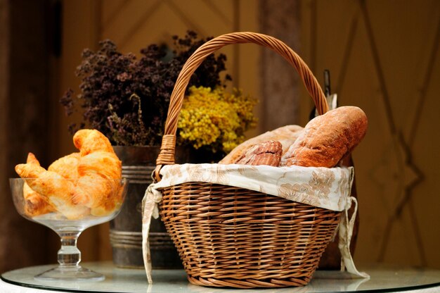 Фото Композиция с хлебом и булочками в плетеной корзинеxa