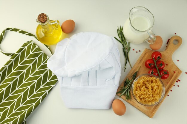 Composizione con cappello da chef per il concetto di cucinare vista dall'alto