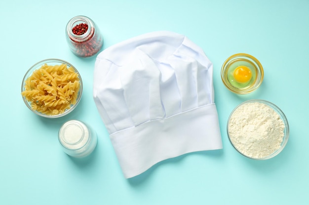 Foto composizione con cappello da chef per il concetto di cucinare vista dall'alto