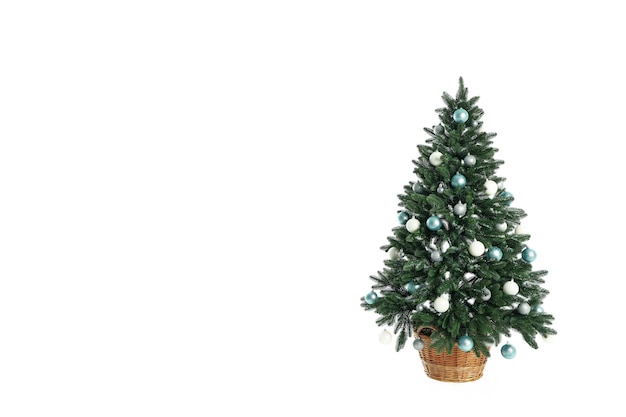 白い背景で隔離のクリスマスツリーとの構成