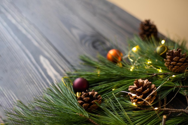 Composizione con albero di natale decorato su fondo di legno rustico scuro con spazio per la copia del testo natale in stile eco vista dall'alto