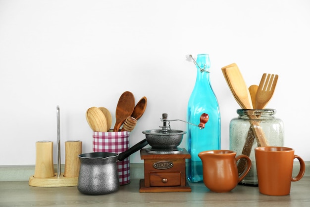 Фото Композиция с различной посудой на деревянном столе на кухне