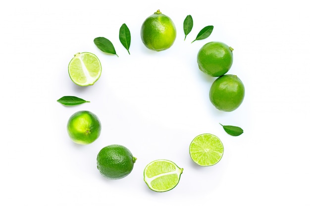 Composizione con lime freschi e maturi.