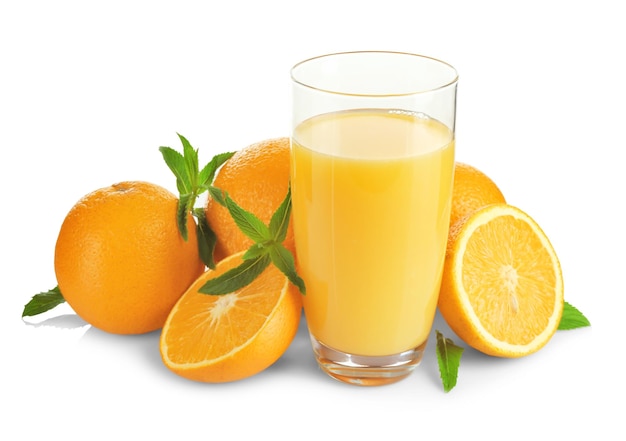 흰색 배경에 신선한 주스와 오렌지 한 잔으로 구성