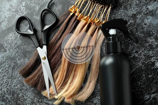 Фото Композиция с аксессуарами для наращивания волос на темном фоне
