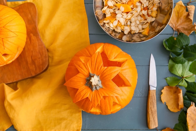 Composizione con zucca di halloween sul tavolo