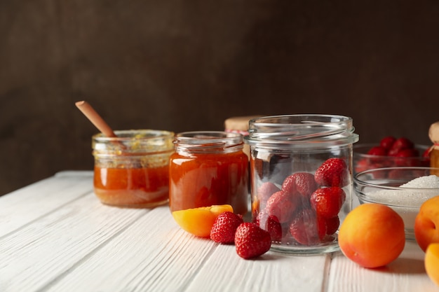 Composizione con marmellata sul tavolo di legno bianco. preparare la marmellata