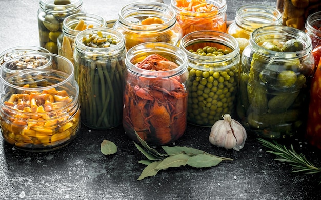 Foto composizione con barattoli di cibo in salamoia