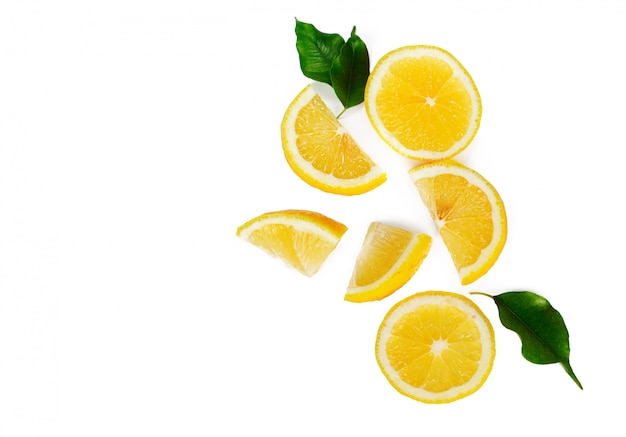Композиция с лимонами, изолированные на белом