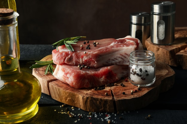 Composizione con carne cruda e ingredienti. concetto di bistecca di cottura