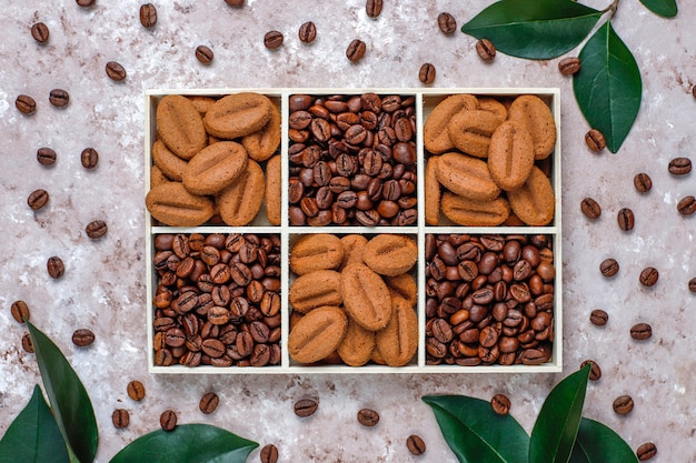 볶은 커피 콩 및 커피 콩 모양의 쿠키로 구성