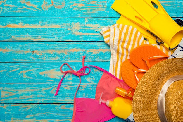 Foto composizione con costume da bagno sul colore di sfondo in legno