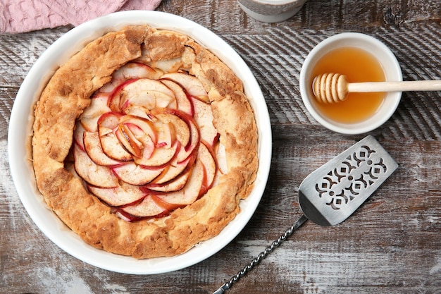 Foto composizione con gustosa crostata di mele sulla vista del tavolo