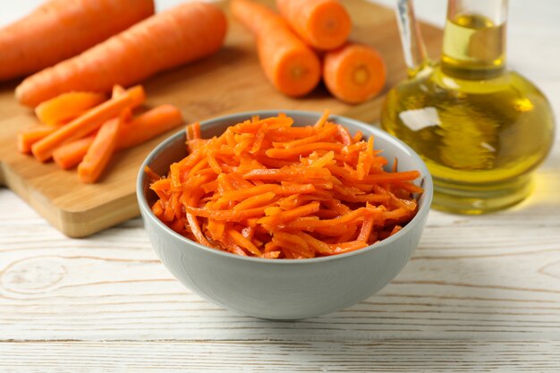 Композиция с вкусным салатом из моркови