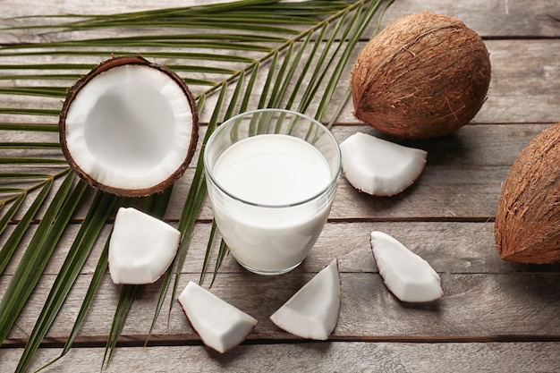 나무 배경에 맛있는 코코넛 우유로 구성
