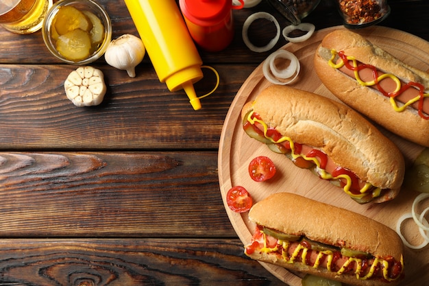 나무 표면에 맛있는 핫도그와 구성