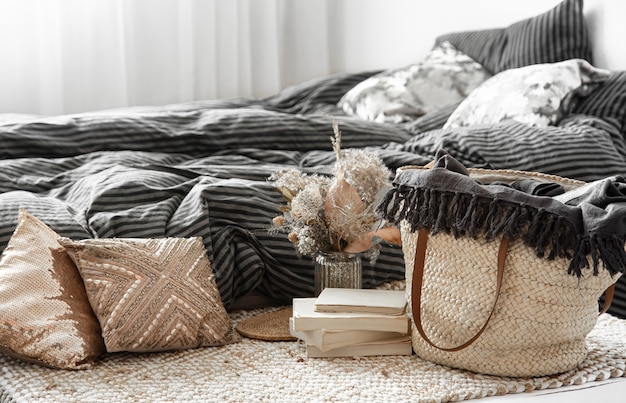 Фото Композиция с большим мешком из плетеной соломы и элементами декора на спальню.