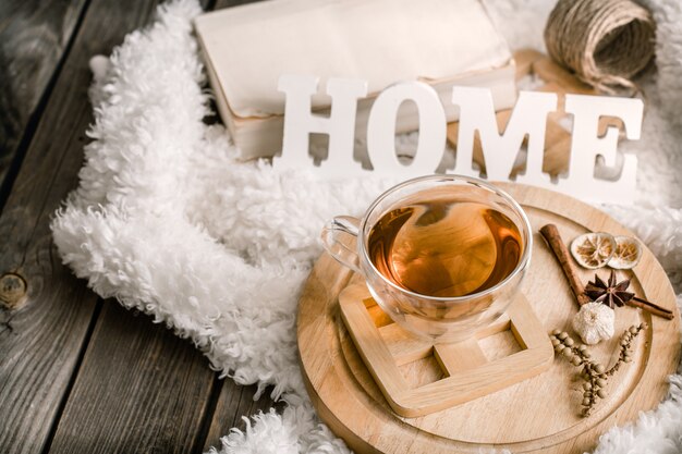 Composizione con lettere in legno e una tazza di tè