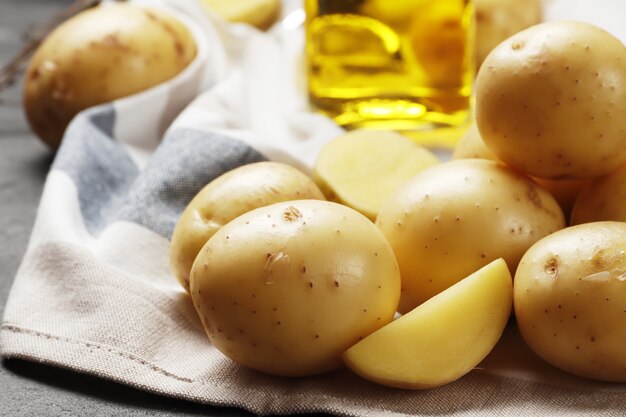 Composizione di patate novelle, spezie, burro su uno sfondo grigio di close-up