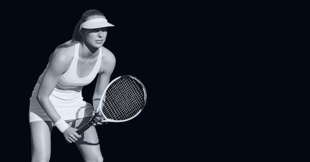 写真 黒の背景に女性テニスプレーヤーの構成