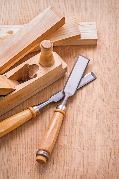 Foto la composizione di plance di legno di falegnameria e scalpello di falegnameria a bordo del concetto di costruzione