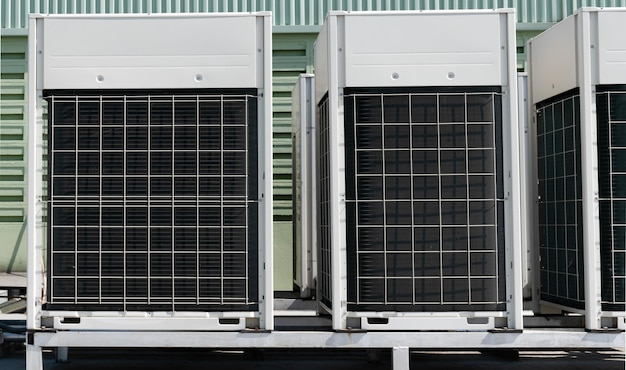 Compressoren airconditioners op het dak van het kantoorgebouw