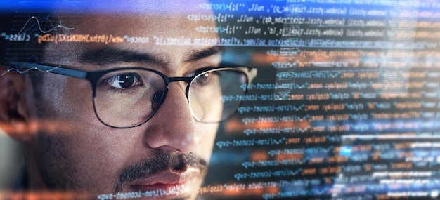 Computer codering hologram en man in data analytics informatietechnologie overlay of html's nachts Programmeur of IT-persoon in een bril lezen van software script programmering of cybersecurity onderzoek