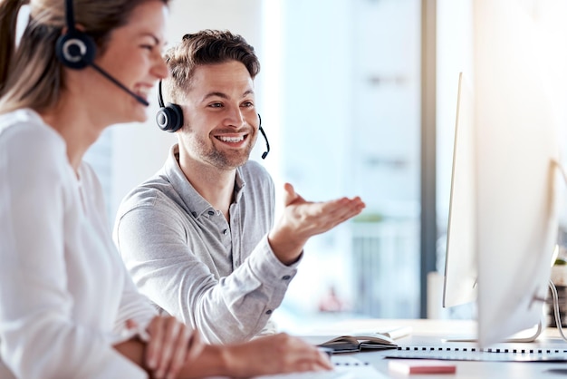 Foto collaborazione informatica e call center con un team di consulenti che lavora nel servizio clienti per supporto teamwork crm o contattaci con un uomo e una donna impiegati al lavoro in uno studio di consulenza