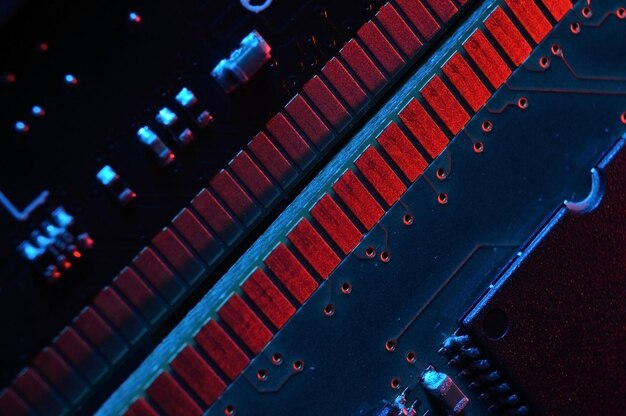 写真 回路基板のマザーボードの背景にコンピューターの cpu プロセッサ チップ redblue 照明とクローズ アップ