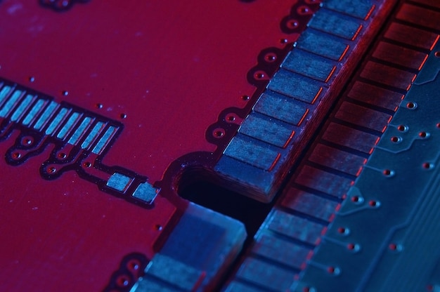 写真 回路基板のマザーボードの背景にコンピューターの cpu プロセッサ チップ redblue 照明とクローズ アップ