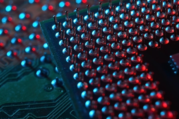 Foto computer cpu processor chip op printplaat moederbord achtergrond close-up met roodblauwe verlichting