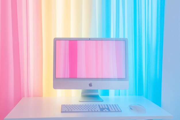 Photo a computer desk with a pink and yellow wallpaper