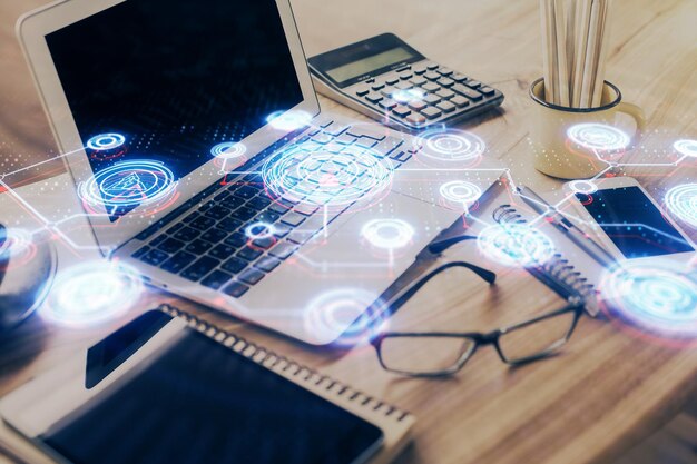 デスクトップ上のコンピューターでソーシャルネットワークのホログラム ダブルエクスポージャー 国際的な人とのつながりの概念