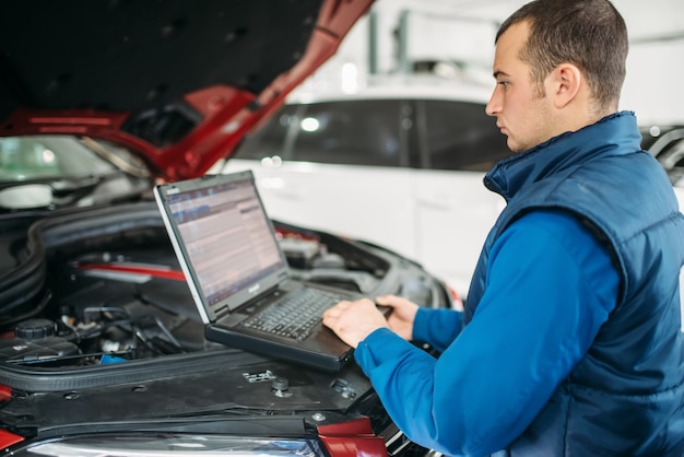 オートサービス中の車のコンピューター診断