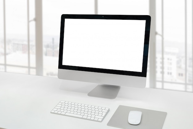 孤立した画面、デザインまたは製品のプレゼンテーションとオフィスの机の上のコンピューターのディスプレイ。